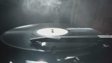 Sabıka kaydı ve dumanla eski gramofonun çekimleri