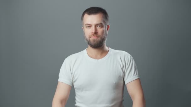 Відео прослуховування молодого чоловіка з бородою — стокове відео