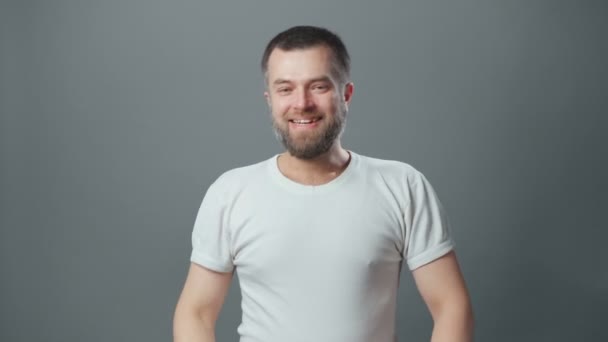 Видео смеющегося счастливого молодого человека с бородой — стоковое видео