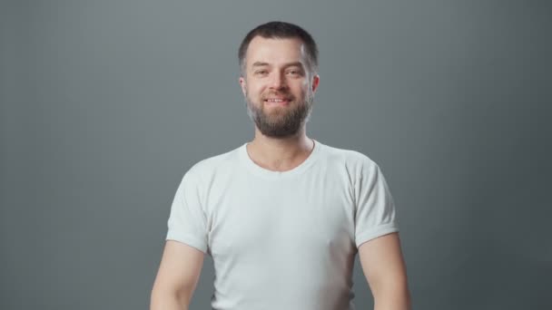 Video přátelské šťastný mladý muž s vousem — Stock video