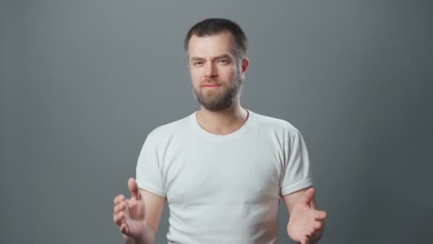 Video de un joven en desacuerdo con la barba — Vídeos de Stock