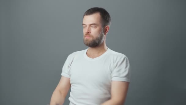 Зйомки агента людини з бородою і пістолетом — стокове відео
