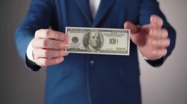 Elinde bir dolarla mavi ceketli bir işadamını vurmak