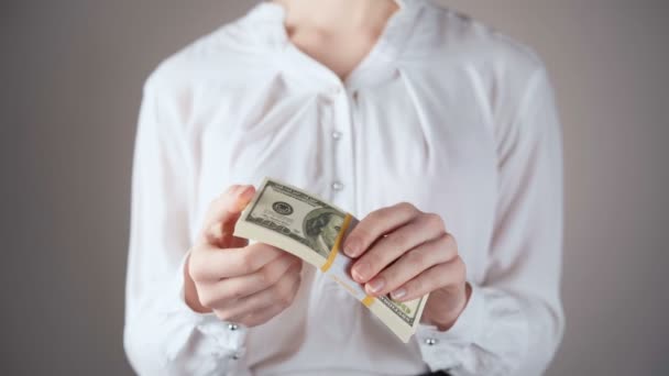 Видео бизнесвумен в белой рубашке с пачкой долларов — стоковое видео