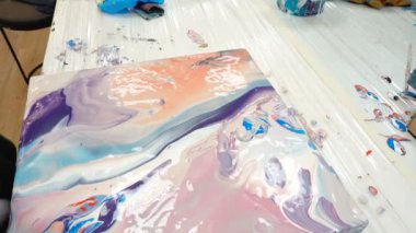 Resim çizme işlemi sanat sıvısı tekniğiyle yapılır