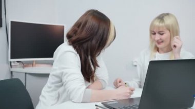Ofiste iş tartışan iki kadın videosu
