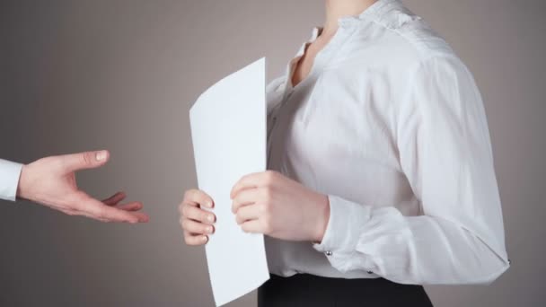 Femme d'affaires en chemise blanche achetant un document secret — Video