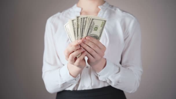 Tiro de mulher de negócios em camisa branca com torcedor de dólares — Vídeo de Stock