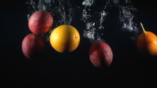 Gruppo cadente di maracuya in acqua con bolle — Video Stock