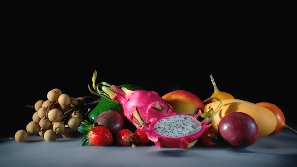 Vídeo de frutas exóticas frescas na fumaça e fogo — Vídeo de Stock