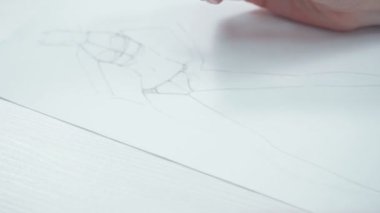 Ofiste resim çizen kadının videosu.