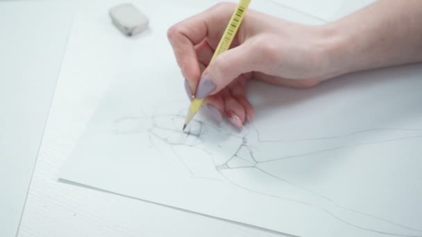 Vidéo de femme peinture croquis sur la table — Video