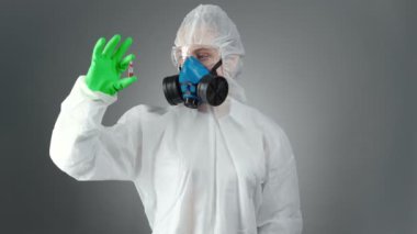 Koruyucu kıyafetli doktorun virüs testi ile vurulması
