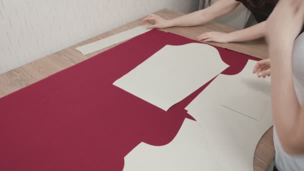 Tournage de la ligne de courbe de dessin de couturière sur le tissu en atelier — Video