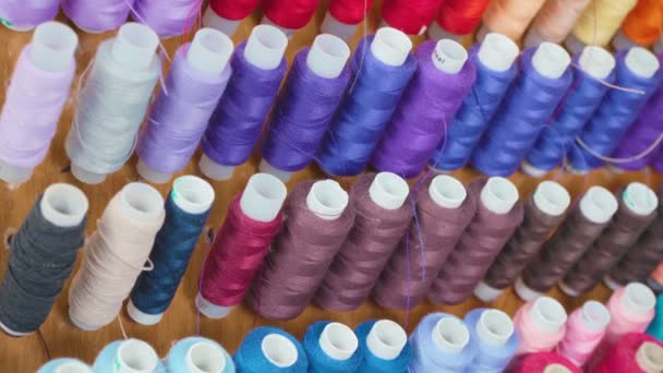 Images de fils de coton multicolores en atelier — Video