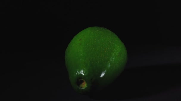 Filmaufnahmen einer rotierenden exotischen Avocado auf schwarzem Hintergrund — Stockvideo