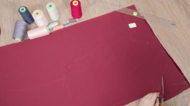 Atölyedeki kumaşın terzisi kesim kalıbı