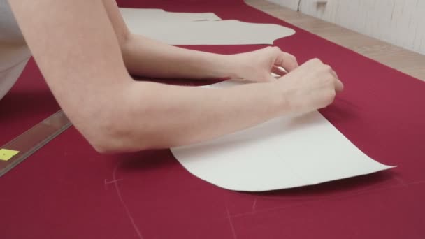 Línea de curva de dibujo de mujer en tela en taller — Vídeos de Stock