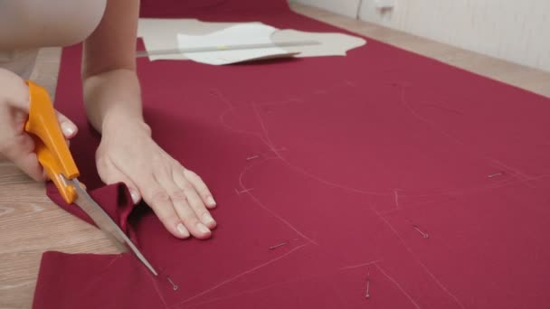 Video patrón de corte costurera en la tela en el taller — Vídeos de Stock