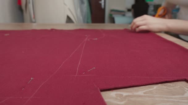 Imágenes del patrón de corte de costurera en la tela en el taller — Vídeos de Stock