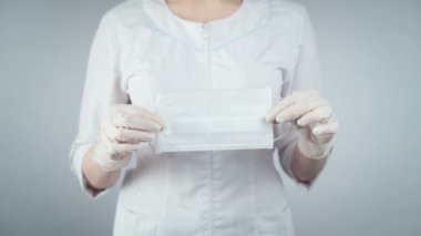 Doktorun elinde tıbbi maske olduğu görüntüler