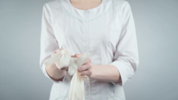 Vidéo de femme habillant des gants médicaux — Video