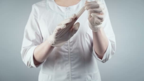 Filmik kobiety rozbierającej rękawiczki medyczne — Wideo stockowe