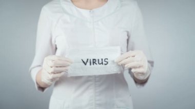 Tıbbi maske takan bir kadın görüntüsü