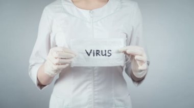 Tıbbi maske takan bir kadının vurulması