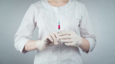 Doktor ve şırınganın aşı görüntüsü