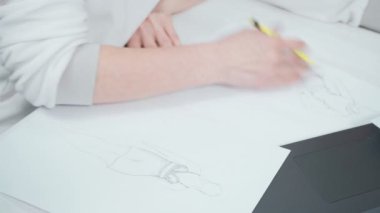 İş kadınlarının ofiste iş tartışmalarının videosu