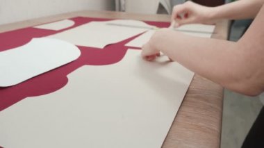 Atölyedeki kumaşa terzi eğrisi çizimi videosu