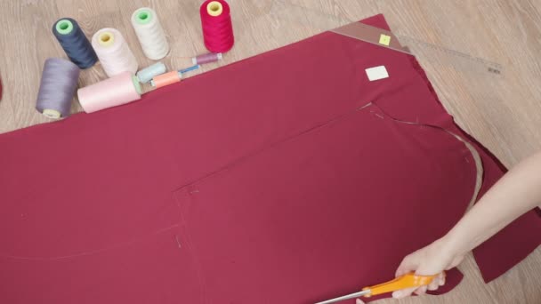 Wideo z krawieckim wzorem cięcia tkaniny w warsztacie — Wideo stockowe