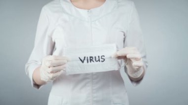 Tıbbi maske gösteren kadın videosu