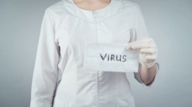 Tıbbi maske ve ampul taşıyan doktorun vurulması