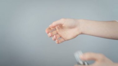 Kadın ve erkek arasındaki tokalaşma görüntüsü