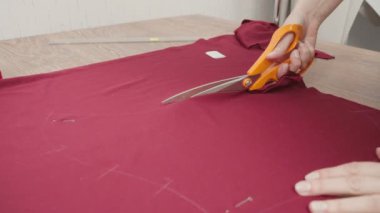 Atölyedeki kumaşlara terzi kesimi.