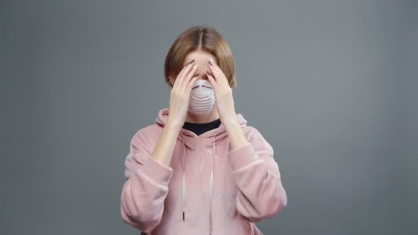 Vidéo de jeune femme avec masque médical en sweat-shirt rose — Video