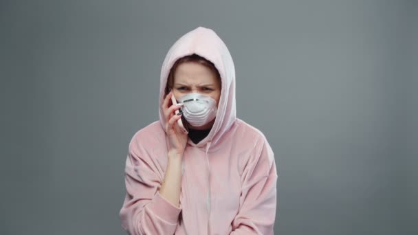 Vidéo de jeune femme en sweat-shirt rose parlant sur le smartphone — Video