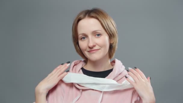 Видео женщины с туалетной бумагой в качестве шарфа — стоковое видео