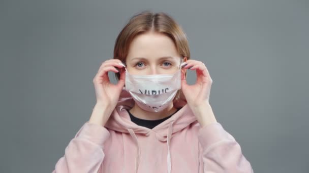 Video av ung kvinna och skyddande medicinsk mask — Stockvideo