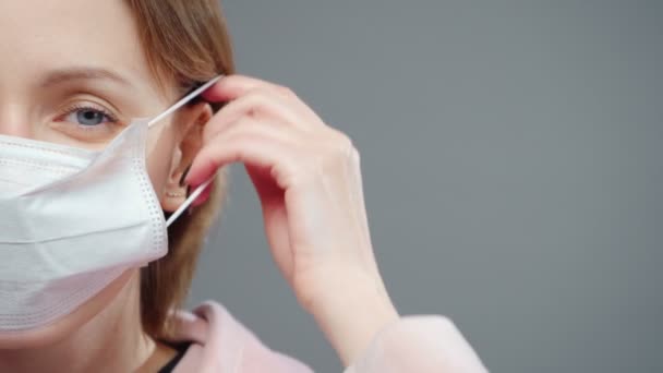 Retrato de jovem mulher séria com máscara médica, metade do rosto — Vídeo de Stock