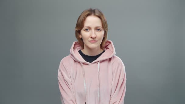 若いです女性のビデオでピンクのスウェットシャツ — ストック動画