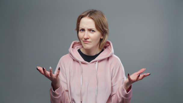 Vídeo de jovem perguntando mulher em camisola rosa — Vídeo de Stock