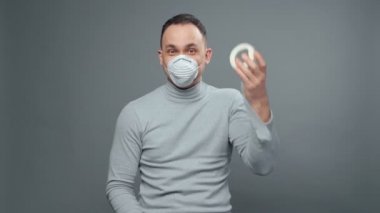 Gri balıkçı yakalı, tuvalet kağıdıyla genç bir adamın videosu.