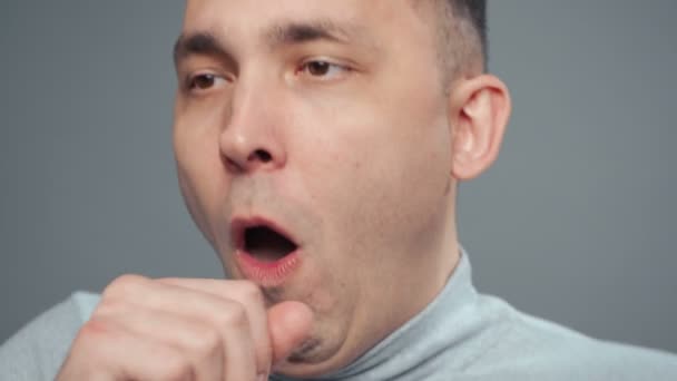 Vídeo de jovem tosse homem em gola alta — Vídeo de Stock