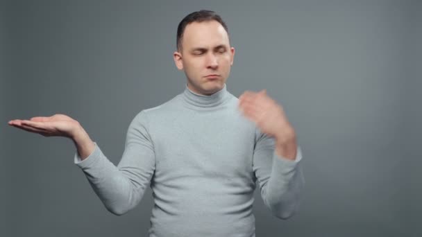 Záběry z výběru muže v roláku — Stock video