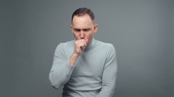 터틀넥에서 기침하는 남자의 비디오 — 비디오