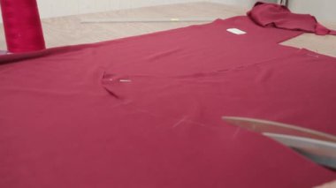 Atölyedeki kumaş kesiminin görüntüsü