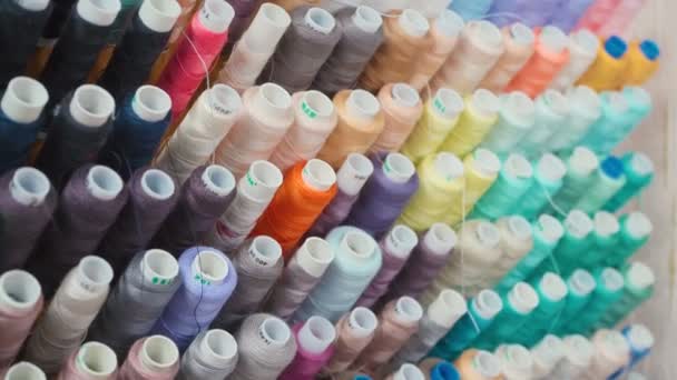 Кадри жінки, що вибирають кольорові ковпачки ниток — стокове відео